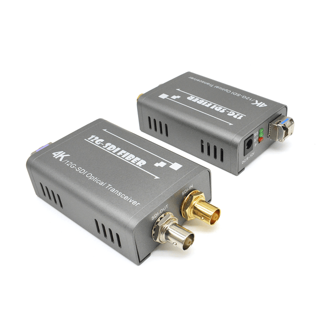Vue en angle de dessus d'un ensemble &eacute;metteur-r&eacute;cepteur 4K 12G‑SDI sur fibre optique pour syst&egrave;me de diffusion vid&eacute;o